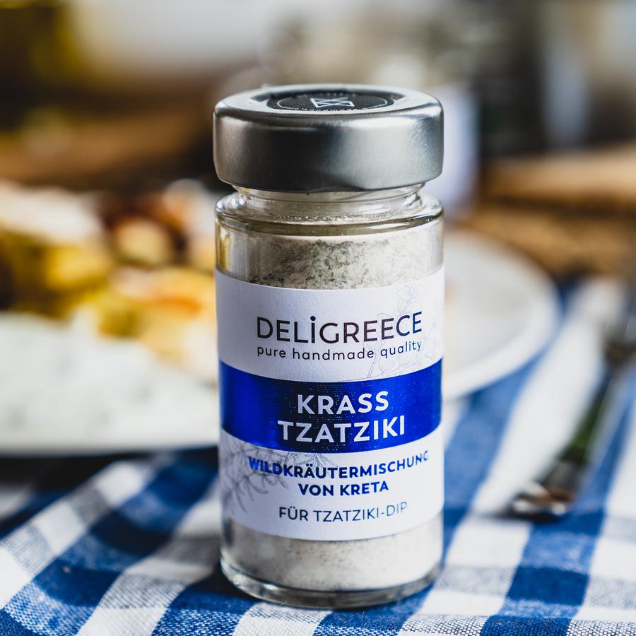 Ein Fläschchen "Krass Tzatziki" Wildkräutermischung von Deligreece auf einem gedeckten Tisch