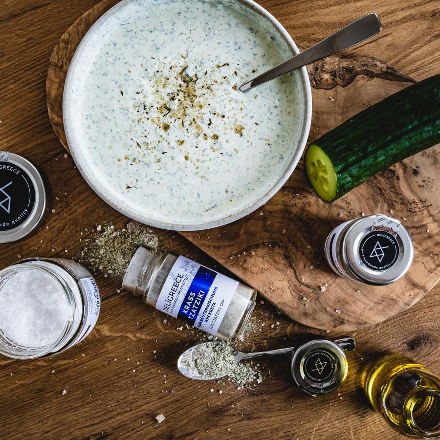 Ein Fläschchen "Krass Tzatziki" Wildkräutermischung von Deligreece umgekippt auf einem gedeckten Tisch