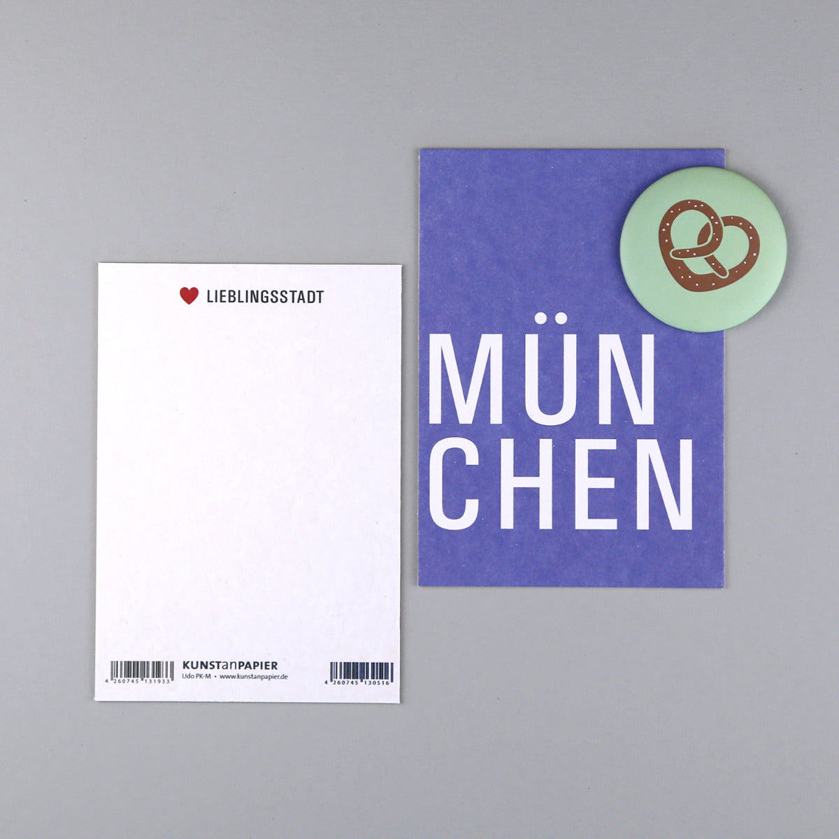 Blaue Postkarte mit Schrift "MÜNCHEN" mit Magnet mit Brezel Motiv Vorderseite und Rückseite