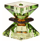 Ein hoher wendbarer Kerzenhalter aus Glas in Braun und Olive Kristall-Optik, bestehend aus mehreren geometrischen Flächen. Der Kerzenhalter hat eine moderne, facettierte Optik, die das Licht reflektiert