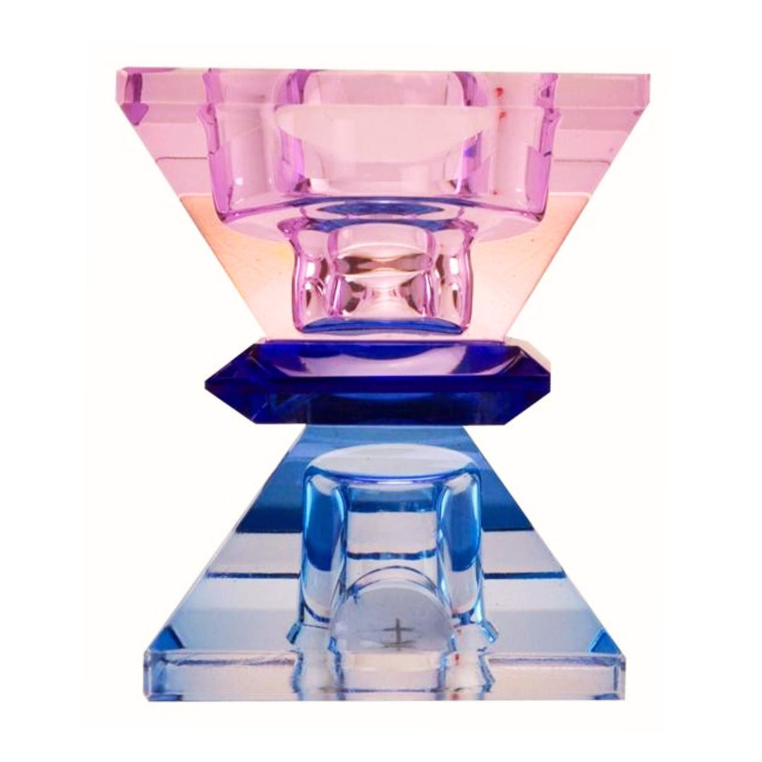 Ein hoher wendbarer Kerzenhalter aus Glas in Violett, Braun und Kobalt Kristall-Optik, bestehend aus mehreren geometrischen Flächen. Der Kerzenhalter hat eine moderne, facettierte Optik, die das Licht reflektiert, andere Perspektive