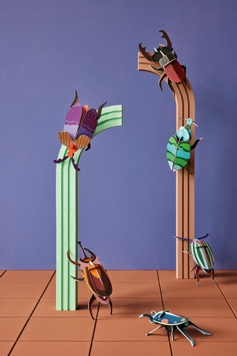 Viele 3D Wanddekorations Käfer an Tischdeko befestigt und welche auf dem Tisch