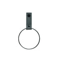 Handtuchhalter in schwarzer Ring Form an der Wand befestigt mit einem schwarzen Lederriemen