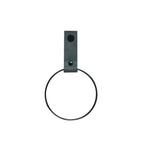 Handtuchhalter in schwarzer Ring Form an der Wand befestigt mit einem schwarzen Lederriemen