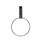 Handtuchhalter in schwarzer Ring Form an der Wand befestigt mit einem dunkel grauen Lederriemen