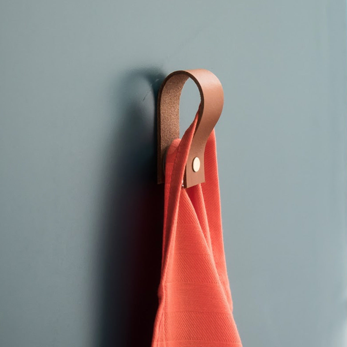 Handtuchhalter aus Braunem echten Leder mit Magnetverschluss zum festhalten des Handtuchs