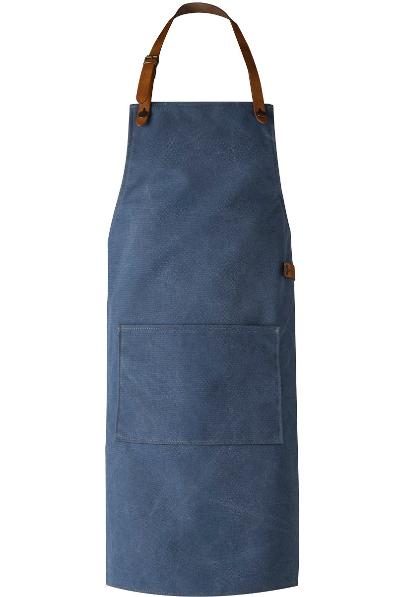 Eine blaue Canvas-Schürze mit Träger aus braunem Leder.