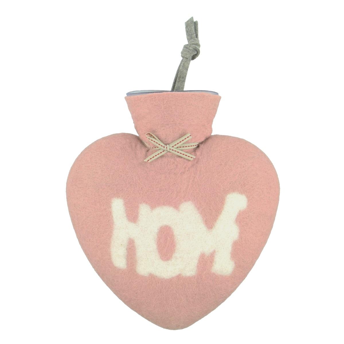 Herzförmige Wärmeflasche mit einem dusty rose farbigen Bezug und einer weißen Schrift "HOME"