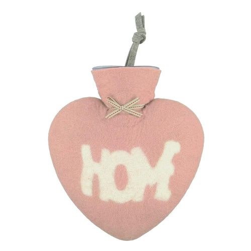 Herzförmige Wärmeflasche mit einem dusty rose farbigen Bezug und einer weißen Schrift "HOME"