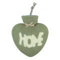 Herzförmige Wärmeflasche mit einem dusty grün farbigen Bezug und einer weißen Aufschrift "HOME"