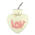 Herzförmige Wärmeflasche mit einem woll weiß farbigen Bezug und einem dusty rose farbigen Aufschrift "LOVE"