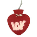 Herzförmige Wärmeflasche mit einem roten Bezug und einer weiß pinken Schrift "LOVE"