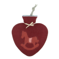 Herzförmige Wärmeflasche mit einem dunkelroten Bezug und einem roten Schaukelpferd Motiv
