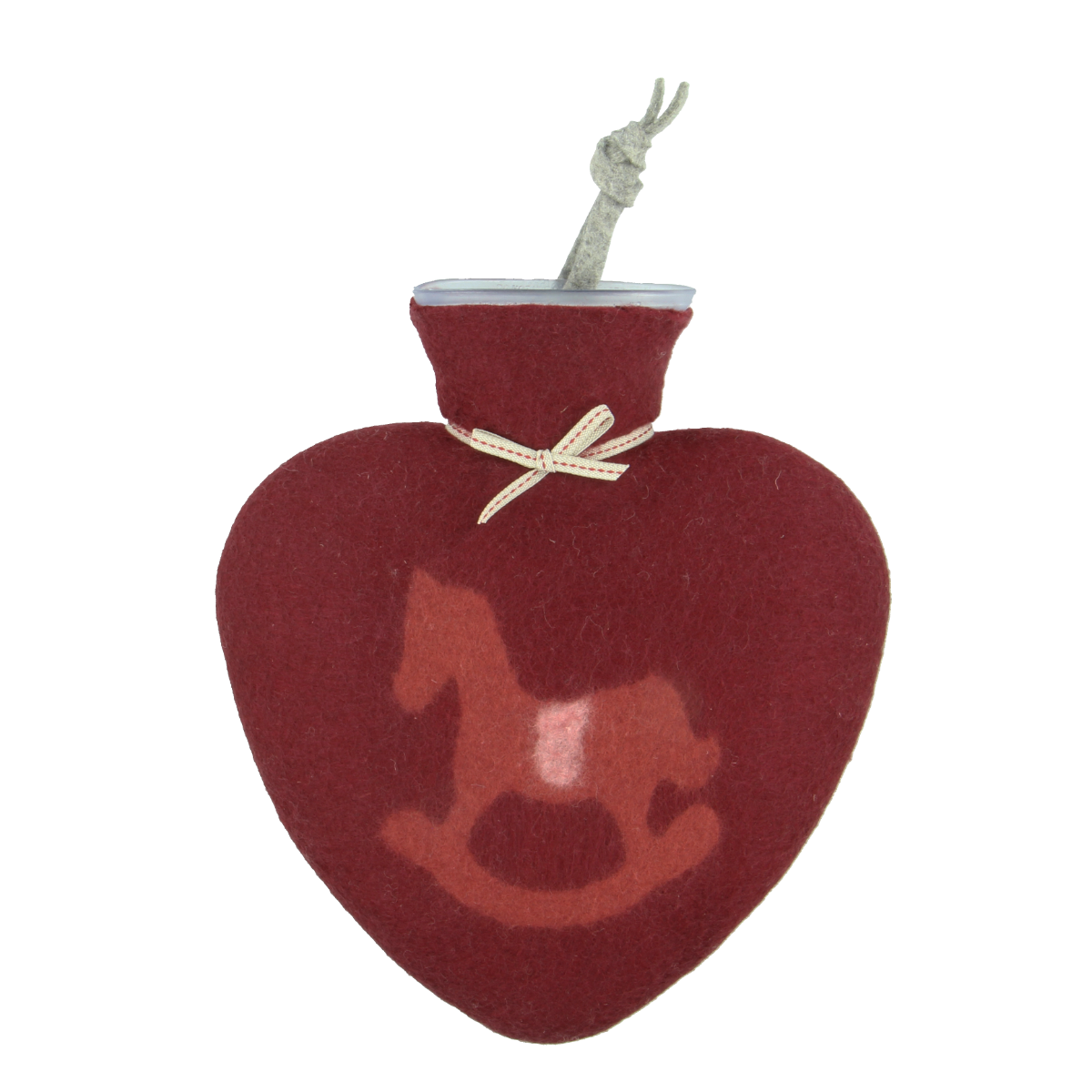 Herzförmige Wärmeflasche mit einem dunkelroten Bezug und einem roten Schaukelpferd Motiv