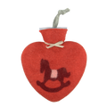 Herzförmige Wärmeflasche mit einem roten Bezug und einem dunkelroten Schaukelpferd Motiv