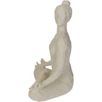 Seitliche Ansicht der Skulptur/ Figur in Form einer Frau, die eine Yoga Pose (Sukhasana) einnimmt