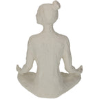 Rückseite der Skulptur/ Figur in Form einer Frau, die eine Yoga Pose (Sukhasana) einnimmt
