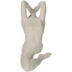 Vorderseite der Skulptur/ Figur in Form einer Frau, die eine Yoga Pose (Eka Pada Rajakapotasana) einnimmt