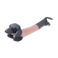 Ein Zugluftstopper türstopper in dackel form als grauer sausage dog mit einem pink weiß gestreiften pulli