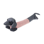 Ein Zugluftstopper türstopper in dackel form als grauer sausage dog mit einem pink weiß gestreiften pulli