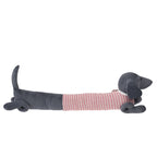 Ein Zugluftstopper türstopper in dackel form als grauer sausage dog mit einem pink weiß gestreiften pulli