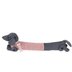 Ein Zugluftstopper türstopper in dackel form als grauer sausage dog mit einem pink weiß gestreiften pulli